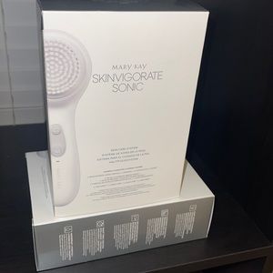 MK Skinvigorate Skin Care System. 1 device, 1 Cleansing Brush Head, 1 USB Cord.